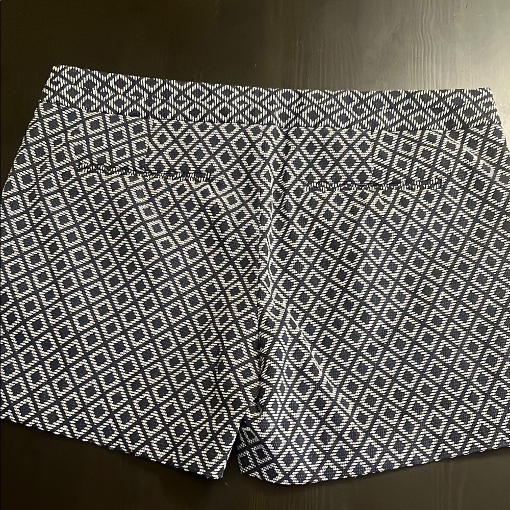 Banana Republic Navy Jacguard Print Hampton Fit Women's Shorts. Size 4 - Picture 3 of 4